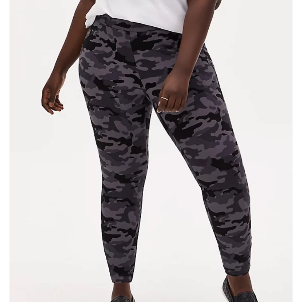 Torrid Studio Ponte Slim Fix Grey Camo Pull-on Pixie Pant Size 1 (14/16)